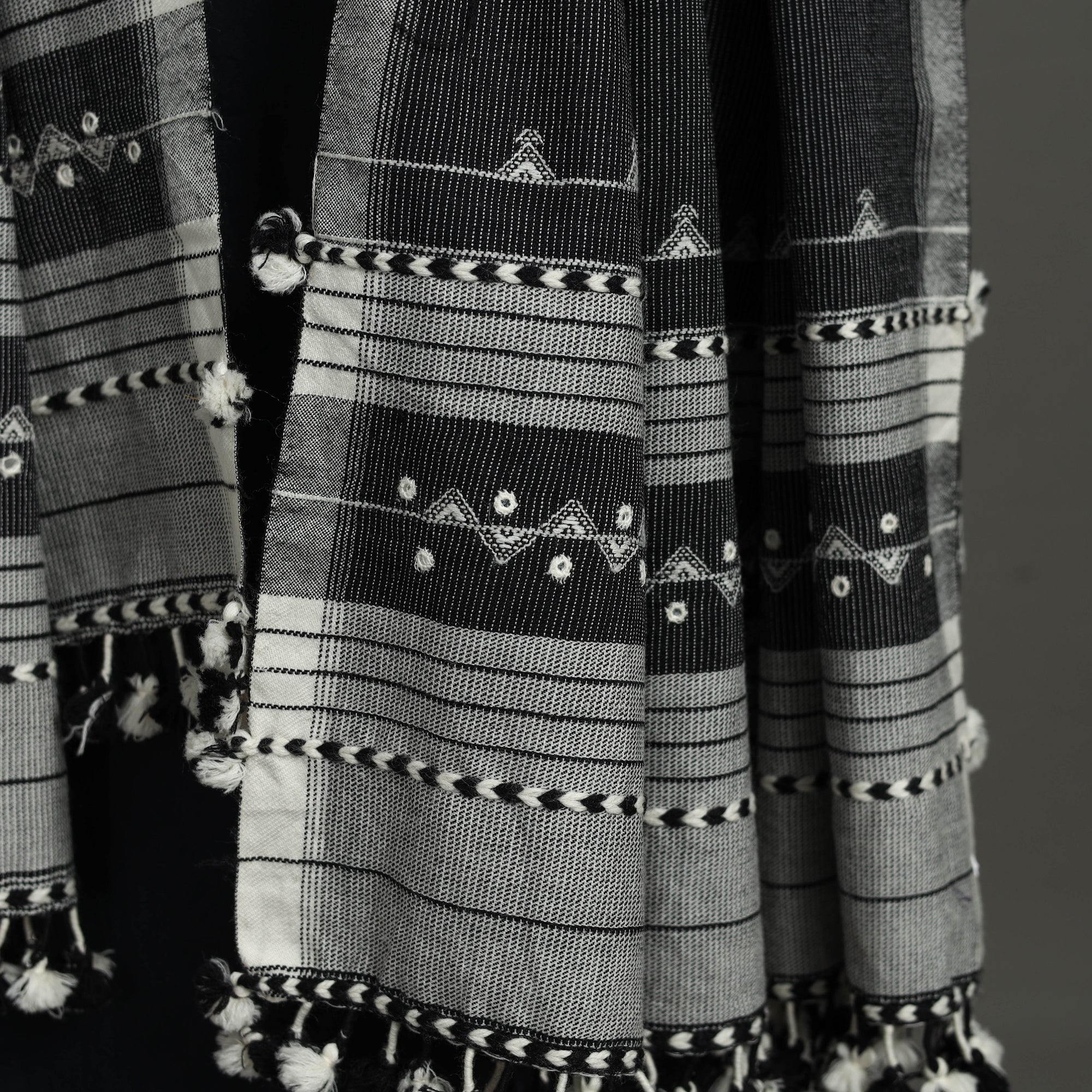 KACHCHH JI CHHAAP Black - Kutch Bhujodi Weaving Mirror Work Handloom Woolen Shawl 03 - view 6