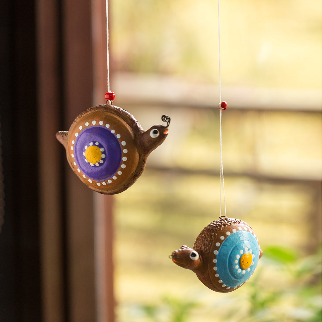 EXCLUSIVELANE 'Spiral Snails' Handpainted Garden Decorative Terracotta Hangings (Set of 2)
