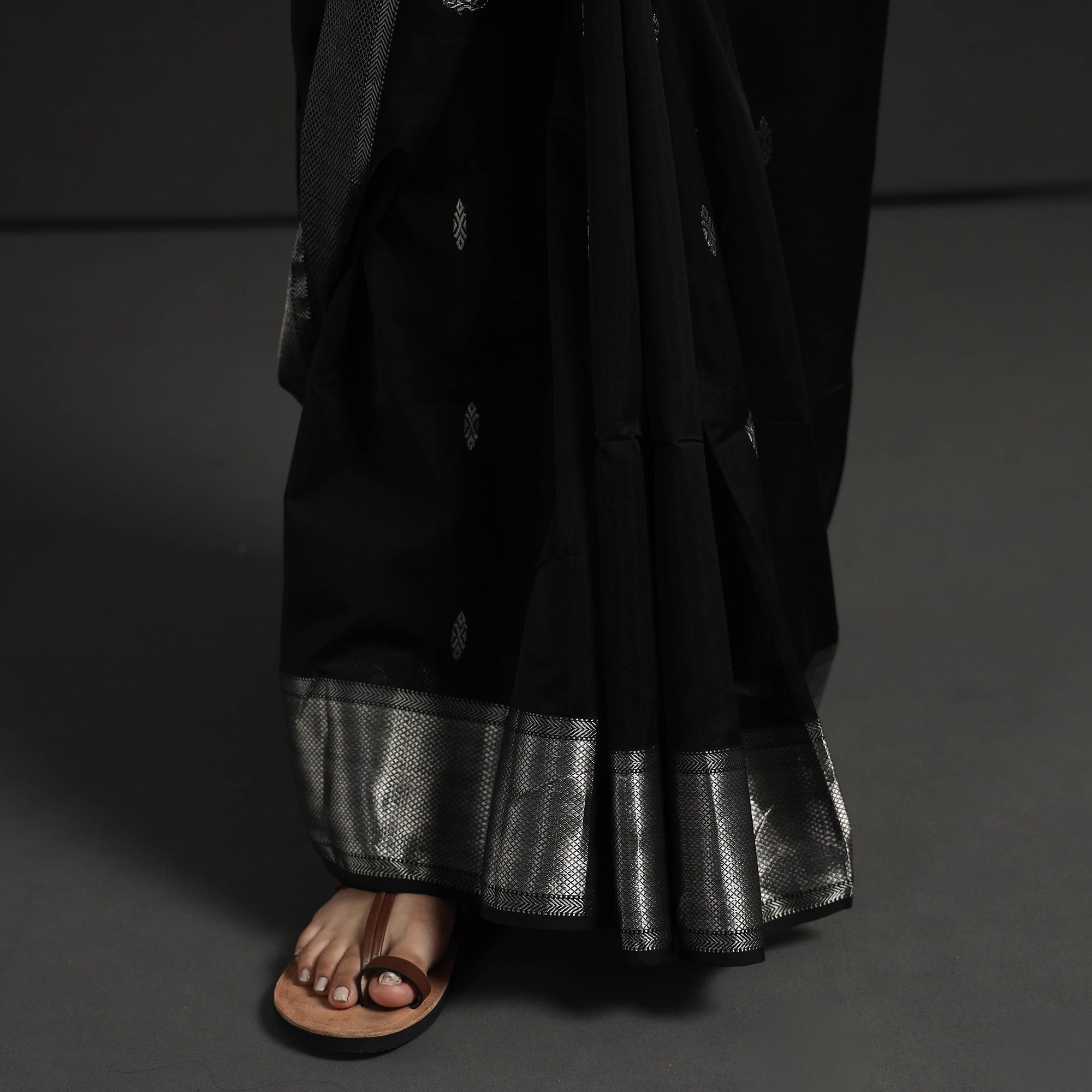 ITOKRI CRAFTS INITIATIVE Black - Traditional Handloom Zari Buta Maheshwari Silk Cotton Saree - view 5