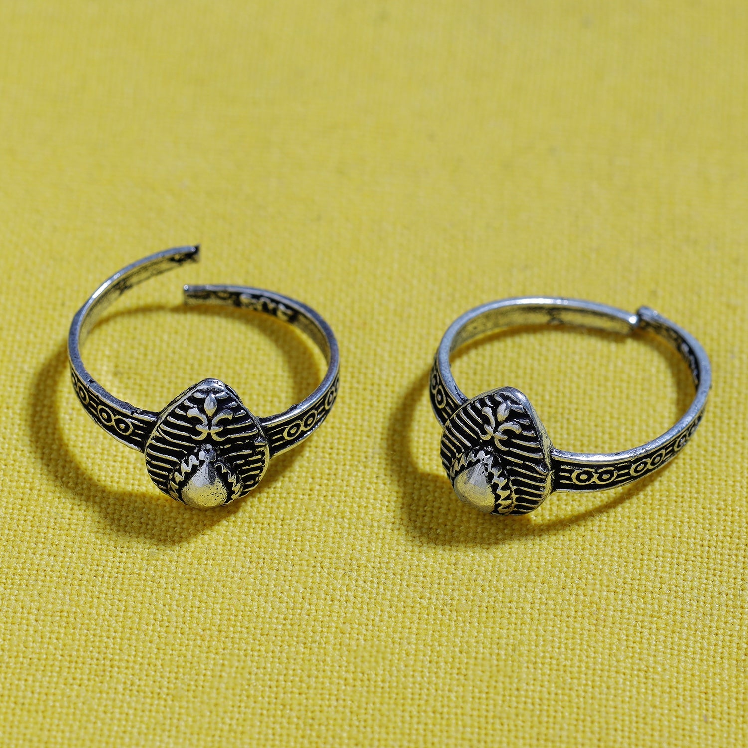 WHITE RIVER STORIES Antique Silver Finish Oxidised Brass Base Toe Ring (Adjustable) - view 2