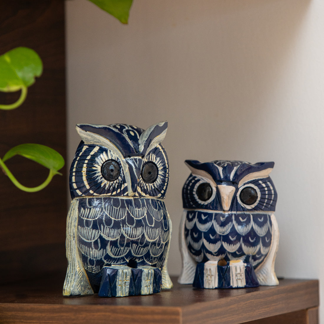 EXCLUSIVELANE 'The Resting Owl Pair' Handpainted Showpiece In Eucalyptus Wood (Set of 2)