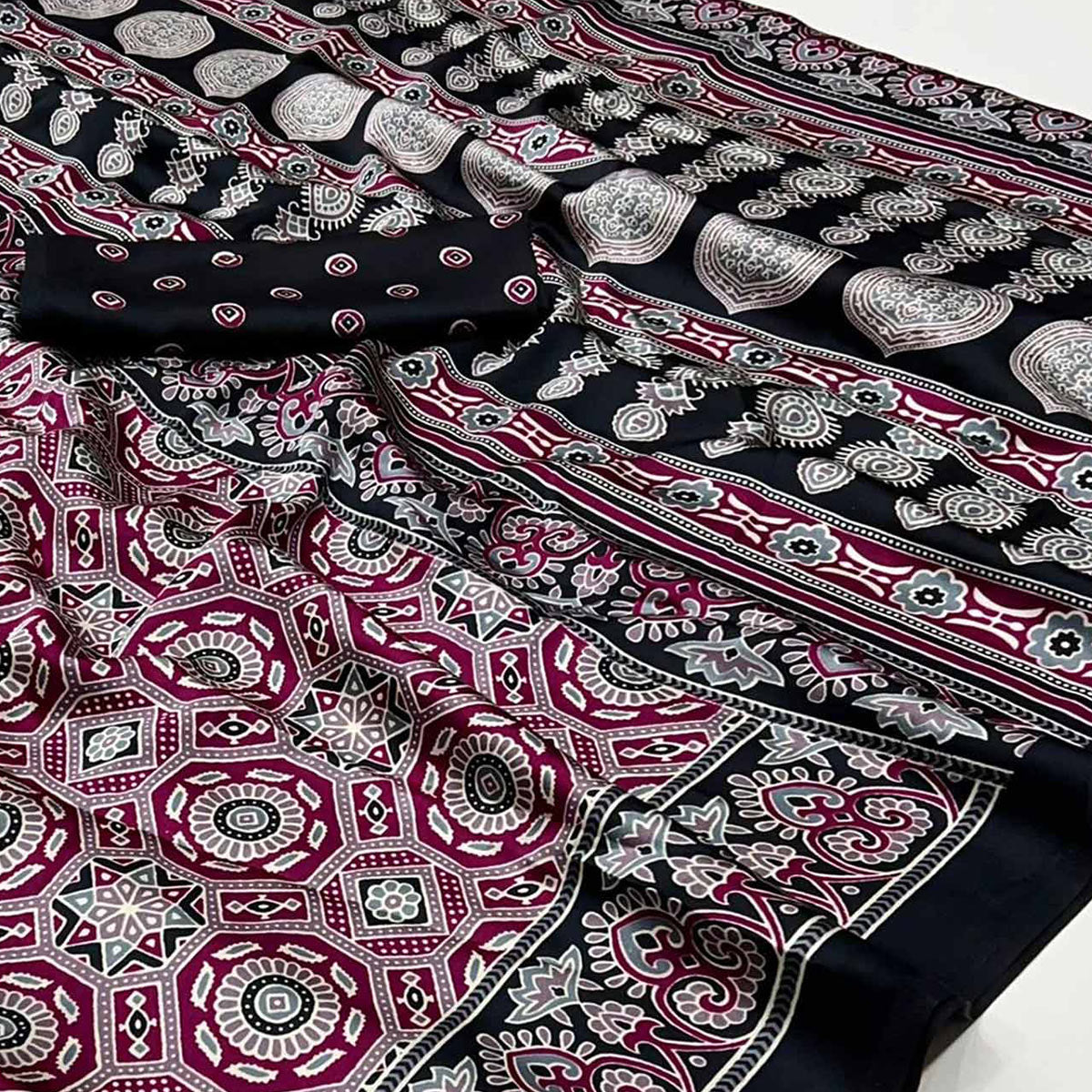 Peachmode Magenta Printed Crepe Saree – Women's - view 2