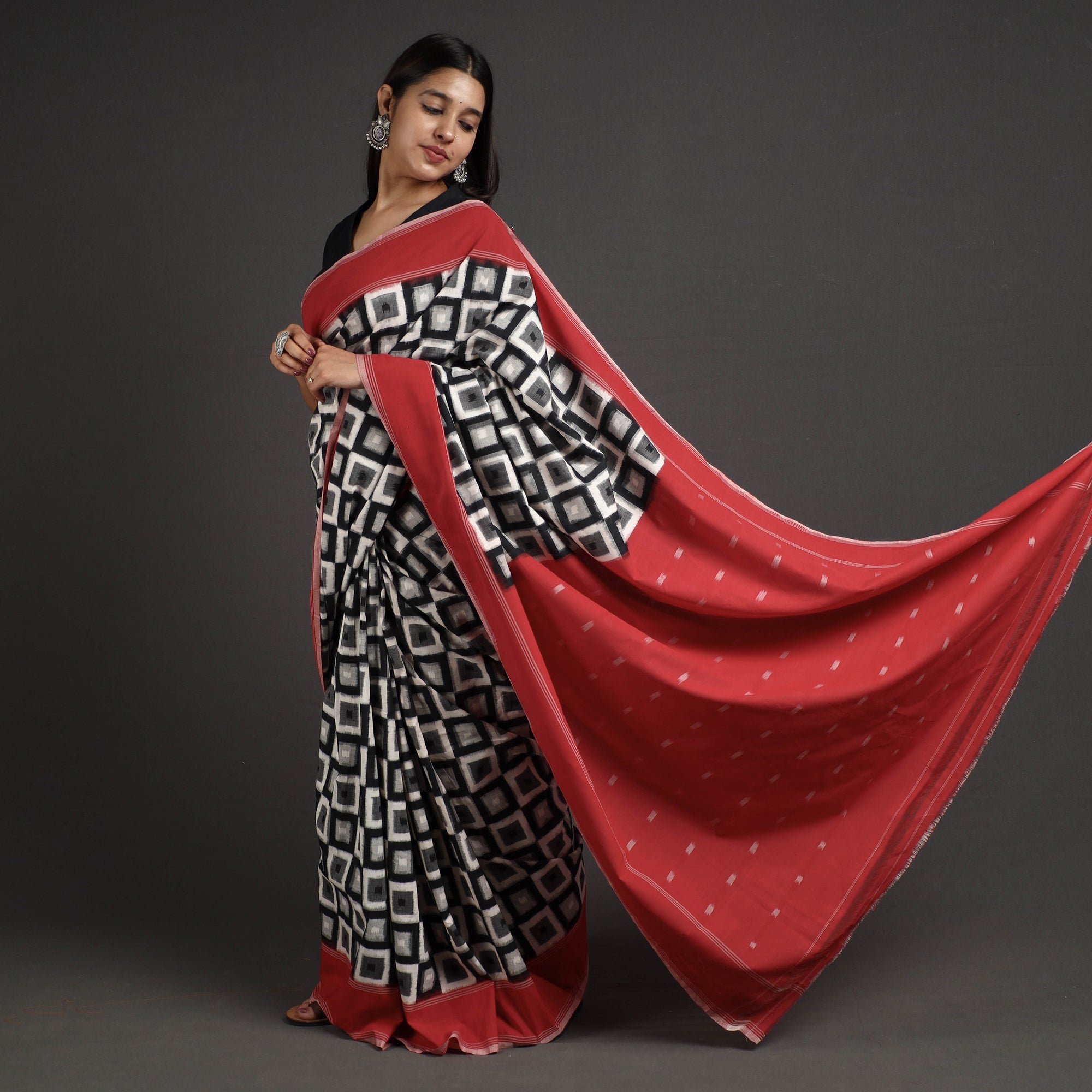 IKAT WEAVES BY EDEM CHANDANA Black - Pochampally Ikat Weave Handloom Cotton Saree - view 2