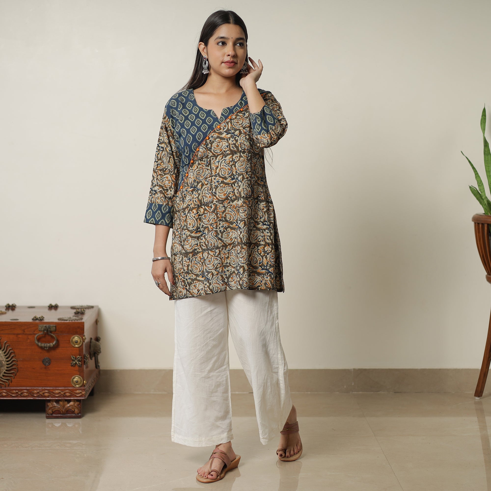 ITOKRI CASUALS Brown - Pedana Kalamkari Block Printed Cotton Short Kurta with Ajrakh Patchwork 05 - view 7